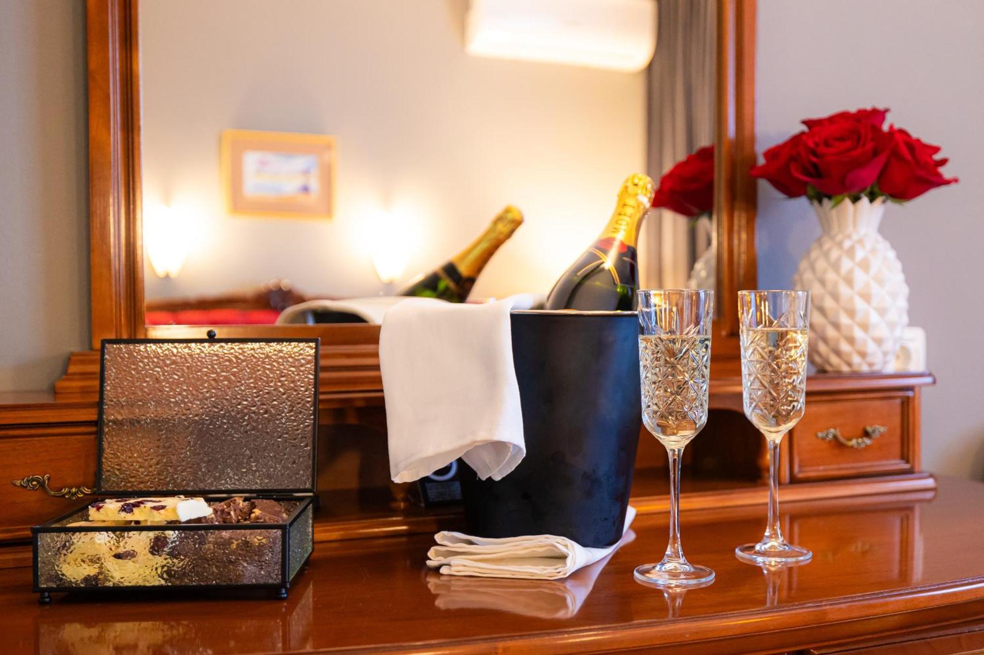 Hotel Brilliant Meses ซาเลา ภายนอก รูปภาพ